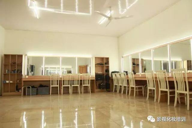 你想學(xué)化妝嗎？ 你會(huì)愛(ài)上我的^^
