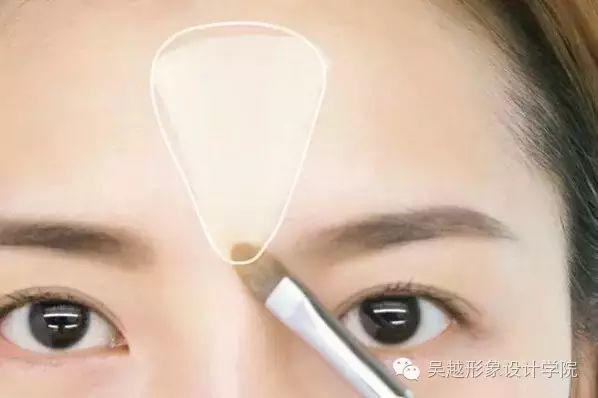 怎么能把妝畫的這么精致，臉顯得那么小呢？我要報(bào)警了！