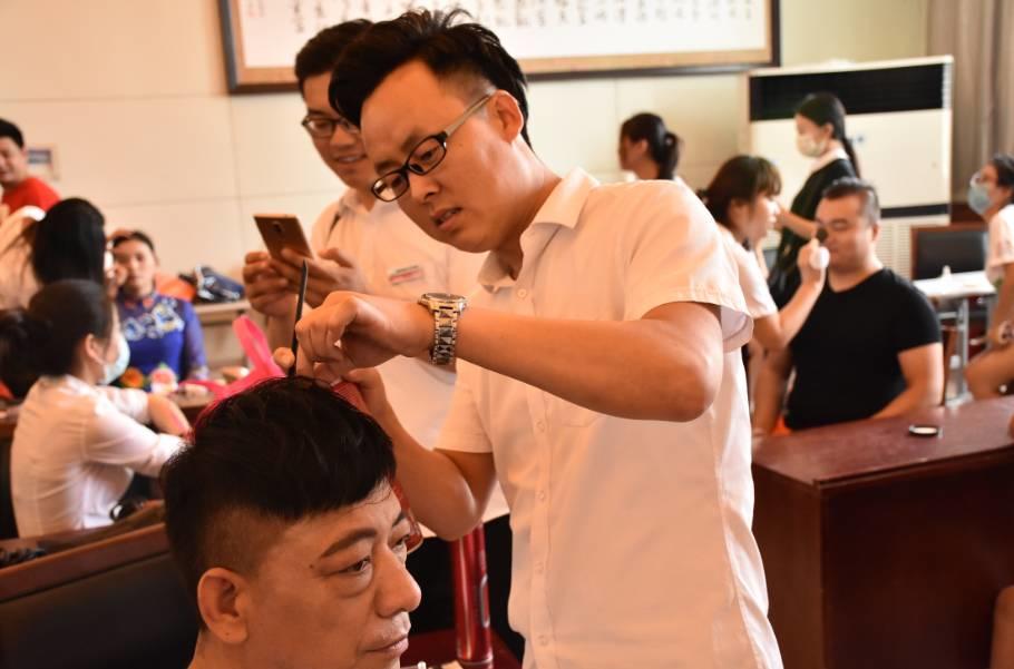 吳越學(xué)校助力濮陽2017年慶“七一”歌詠大會(huì)