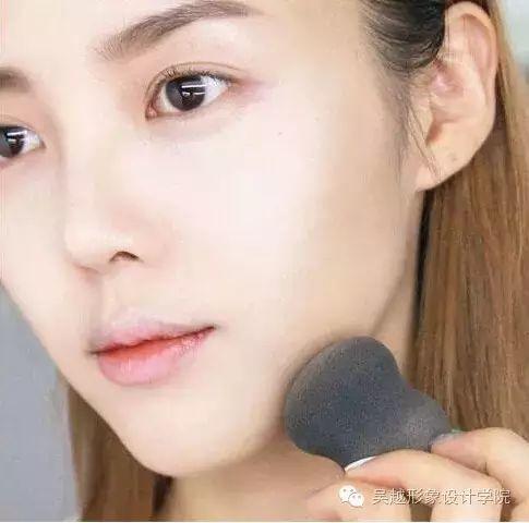 怎么能把妝畫的這么精致，臉顯得那么小呢？我要報(bào)警了！