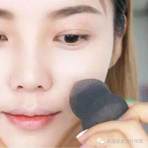 怎么能把妝畫的這么精致，臉顯得那么小呢？我要報(bào)警了！