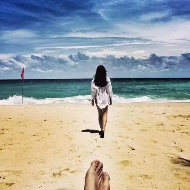 姑娘們學(xué)學(xué)怎樣拍攝旅游照吧！
