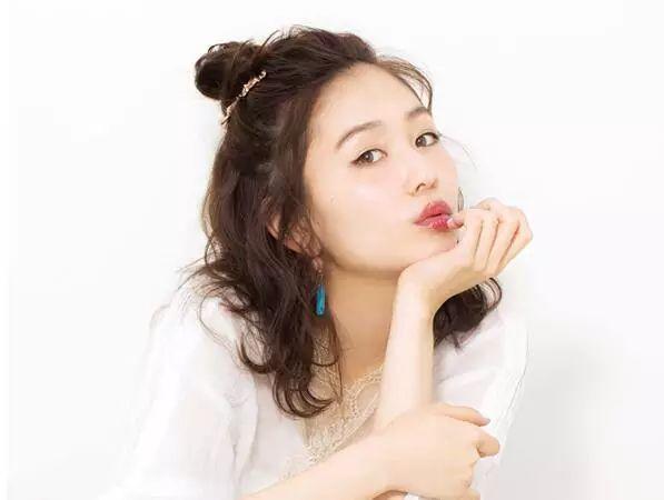 什么發(fā)型的菇?jīng)鲎詈每?？?dāng)然是扎著半扎發(fā)的小仙女啦~