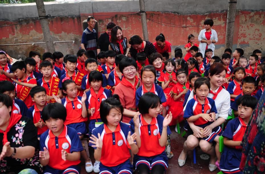 濮陽市婦聯(lián)、女企業(yè)家協(xié)會六一之際關(guān)愛留守兒童，讓愛滿人間