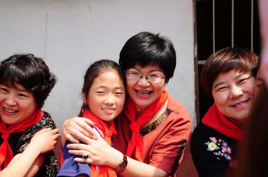濮陽市婦聯(lián)、女企業(yè)家協(xié)會六一之際關(guān)愛留守兒童，讓愛滿人間