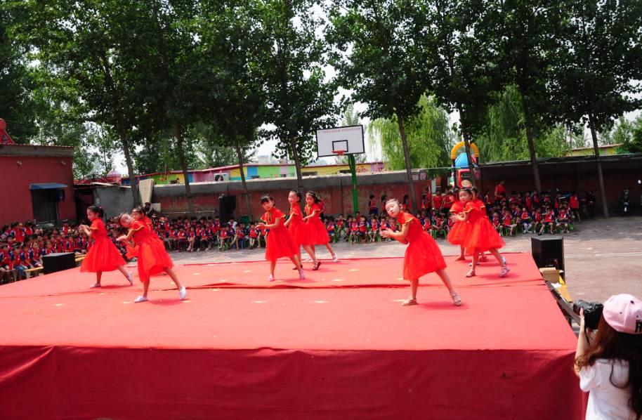 濮陽市婦聯(lián)、女企業(yè)家協(xié)會六一之際關(guān)愛留守兒童，讓愛滿人間