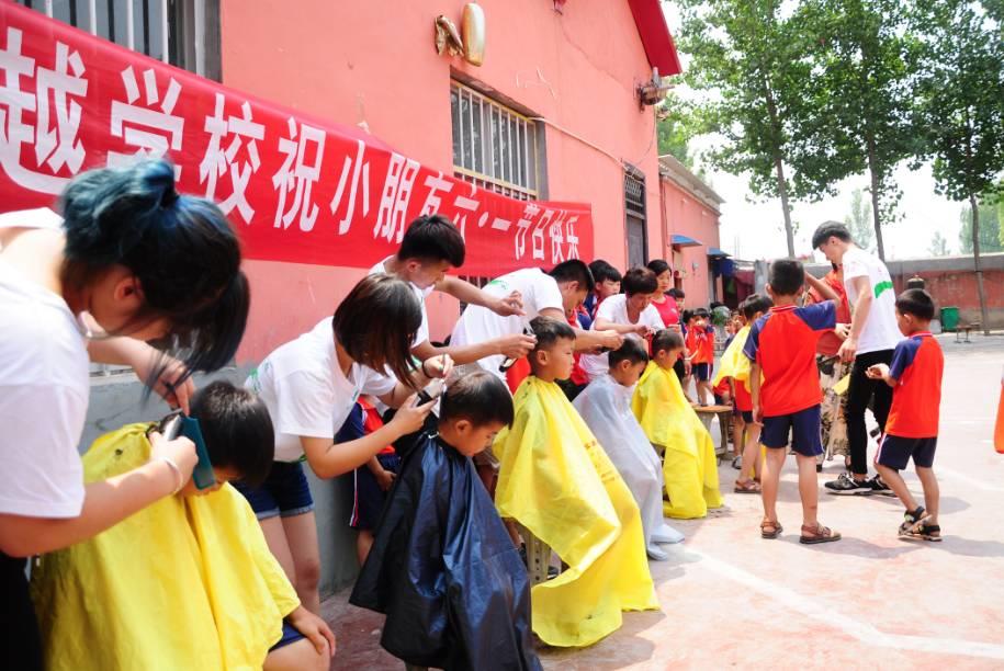 濮陽市婦聯(lián)、女企業(yè)家協(xié)會六一之際關(guān)愛留守兒童，讓愛滿人間