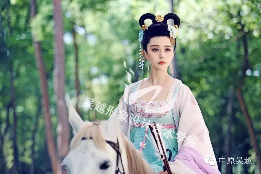 想做明星的私人造型師嗎？吳越高端影視課程招生了，不要錯(cuò)過(guò)與明星零距離接觸的機(jī)會(huì)！