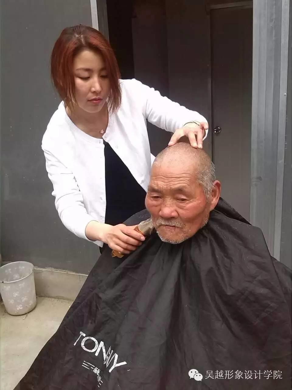 吳越學(xué)校美發(fā)專業(yè)學(xué)員到松濤養(yǎng)老院義務(wù)理發(fā)活動
