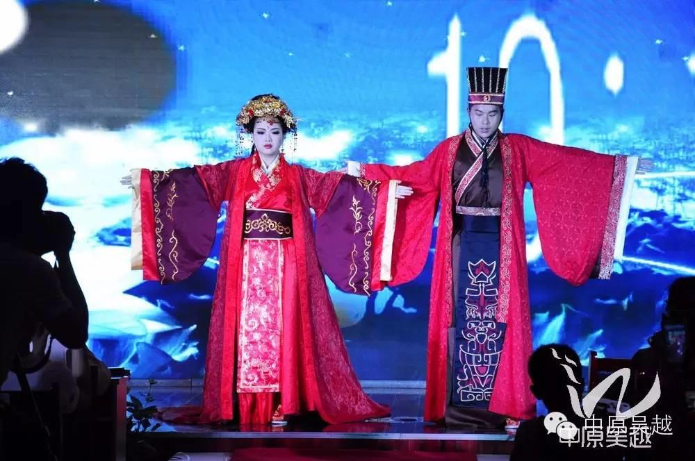 【吳越學(xué)?！看髿怙h逸與華麗絢爛的時尚走秀。