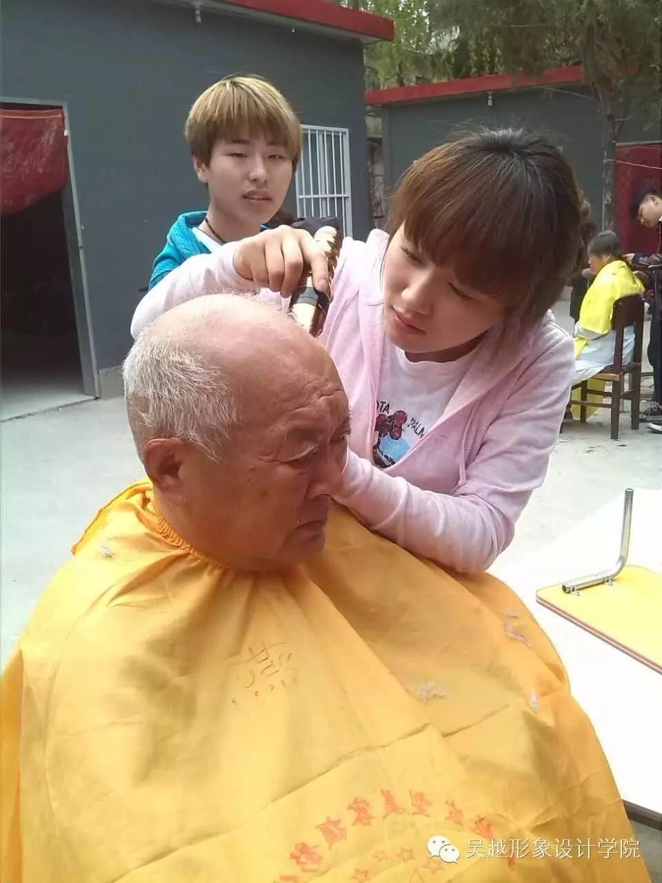 吳越學(xué)校美發(fā)專業(yè)學(xué)員到松濤養(yǎng)老院義務(wù)理發(fā)活動