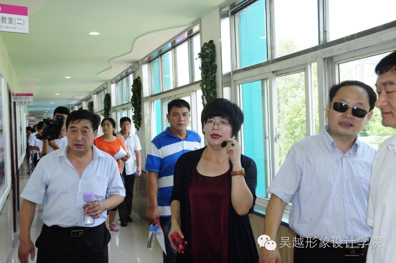 濮陽市市人社局職建科曹源科長(zhǎng)帶領(lǐng)范縣楊集鄉(xiāng)兩百多名村干部來我校參觀