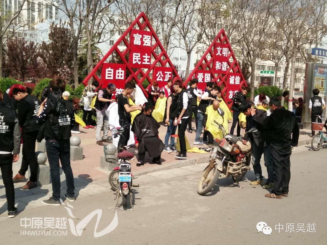 【吳越學(xué)?！壳嗄曛驹阜?wù)隊進社區(qū)做義工