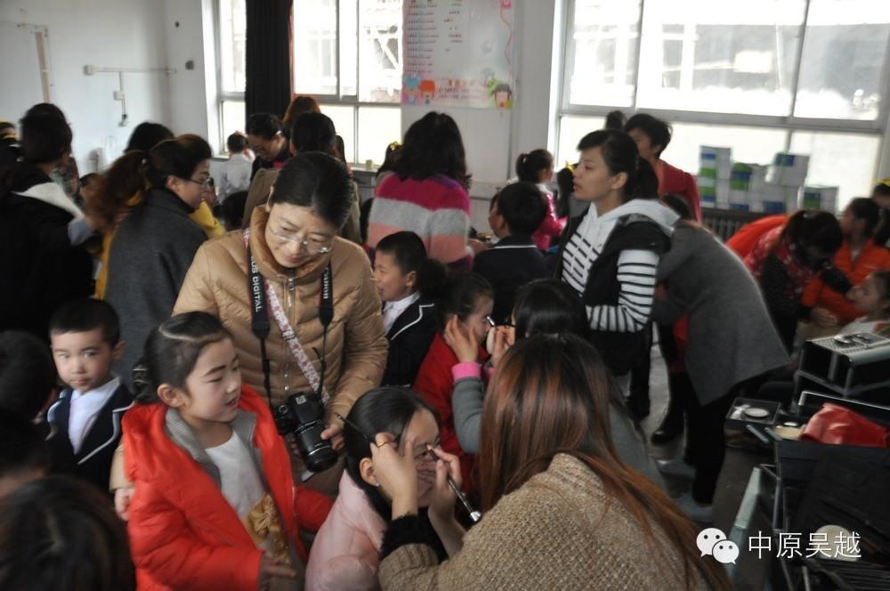 【吳越學(xué)?！炕瘖y專業(yè)學(xué)員義務(wù)給學(xué)生化妝
