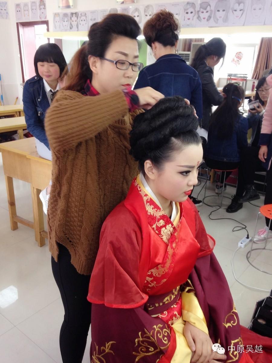 【吳越學(xué)?！炕瘖y專(zhuān)業(yè)的學(xué)員們正在為“濮陽(yáng)女企業(yè)家年會(huì)”精心準(zhǔn)備著......