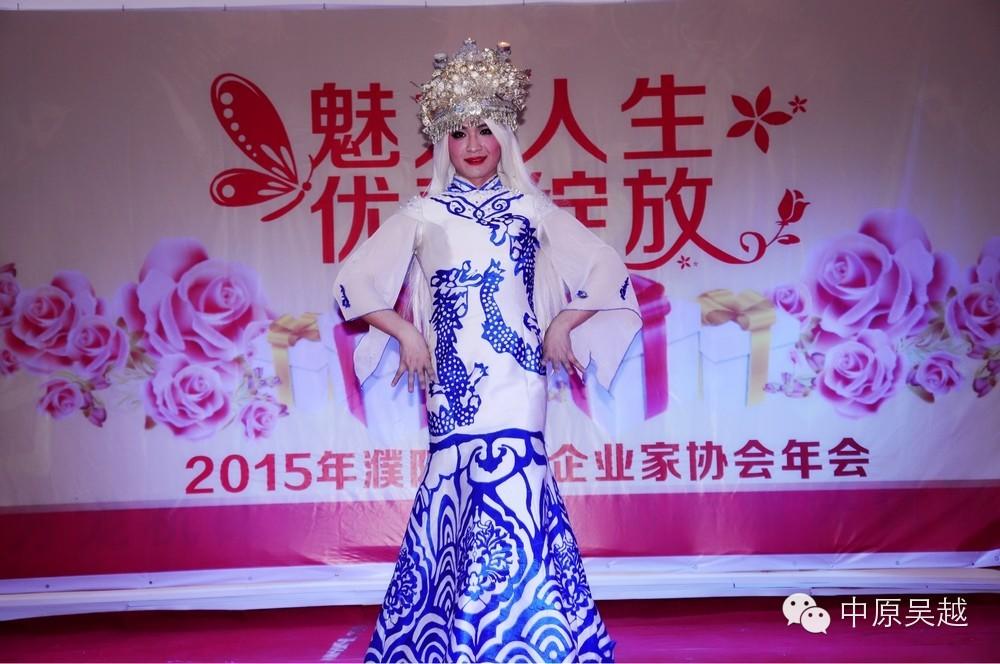 【吳越學(xué)?！繀窃綄W(xué)校的學(xué)員們積極參與以“魅力人生優(yōu)雅綻放”為主題的2015年全市女企業(yè)家協(xié)會年會。