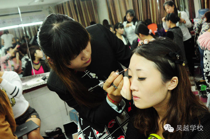 吳越學(xué)校贊助：大型公益“公共自行車集體婚禮”新娘化妝造型活動現(xiàn)場