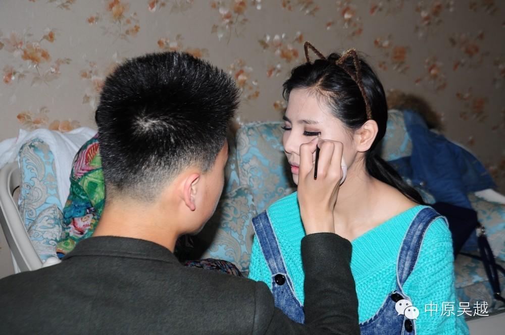 【吳越學(xué)?！炕瘖y專業(yè)學(xué)員入駐《美女住店》為劇組演員化妝