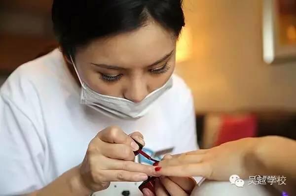 【吳越學(xué)?！恐绖e的美甲師為什么月收入過(guò)萬(wàn)嗎？（美甲師必看）
