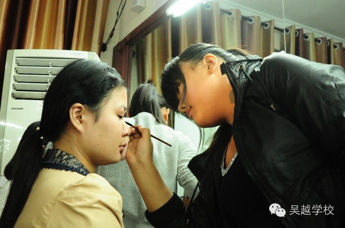 吳越學(xué)校贊助：大型公益“公共自行車集體婚禮”新娘化妝造型活動現(xiàn)場