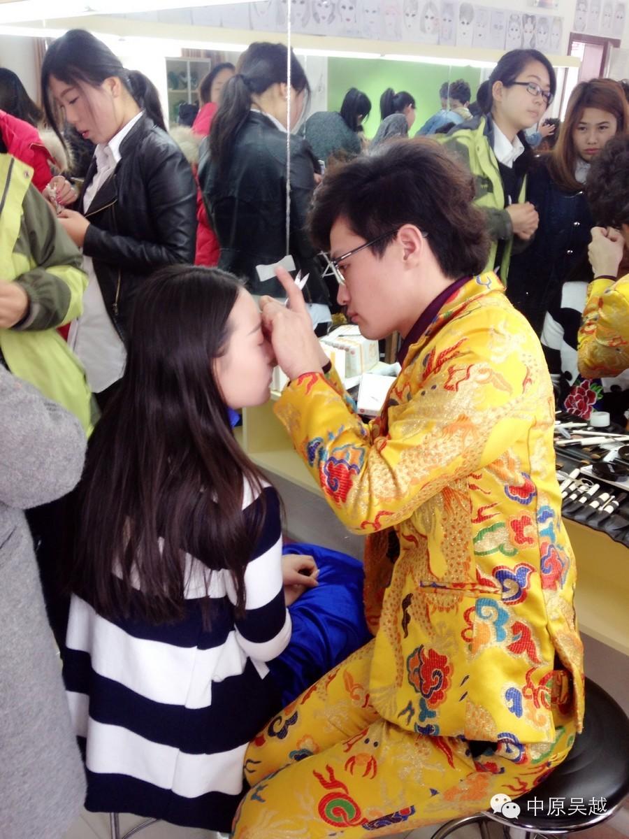 【吳越學(xué)?！炕瘖y專(zhuān)業(yè)的學(xué)員們正在為“濮陽(yáng)女企業(yè)家年會(huì)”精心準(zhǔn)備著......