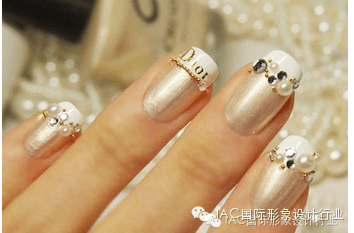 【吳越形象設(shè)計(jì)學(xué)?！棵兰撞患m結(jié)，數(shù)十款最新美甲圖