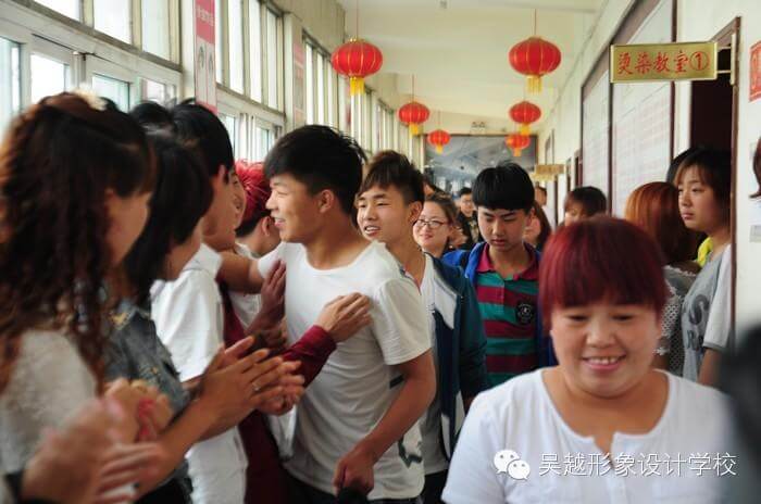 【吳越形象設(shè)計(jì)學(xué)?！空渲卦僖?，同學(xué)們，加油！