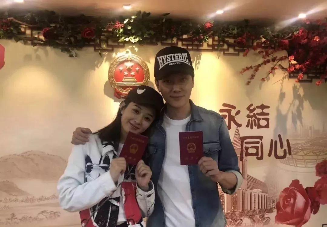趙麗穎馮紹峰組團(tuán)灑狗糧 時(shí)尚教主結(jié)婚造型仙氣十足