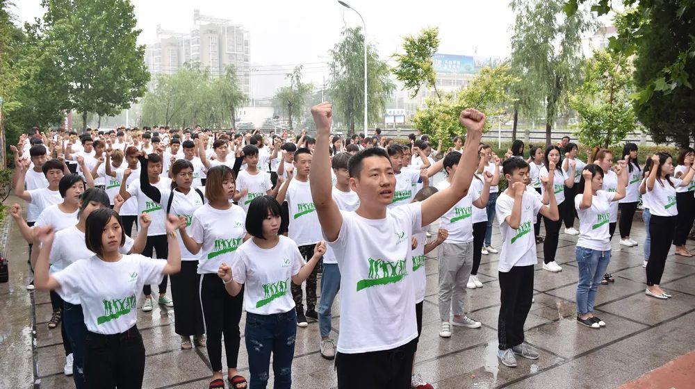 趙麗穎馮紹峰組團(tuán)灑狗糧 時(shí)尚教主結(jié)婚造型仙氣十足