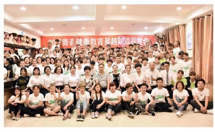 趙麗穎馮紹峰組團(tuán)灑狗糧 時(shí)尚教主結(jié)婚造型仙氣十足