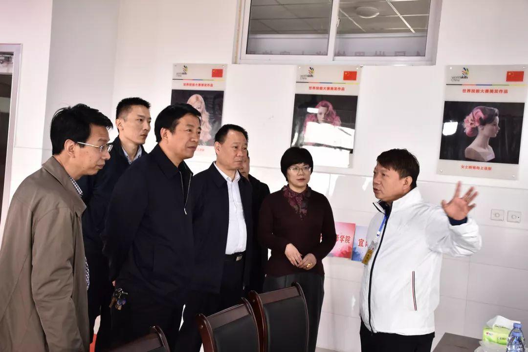 吳越學(xué)校祝您元旦快樂！