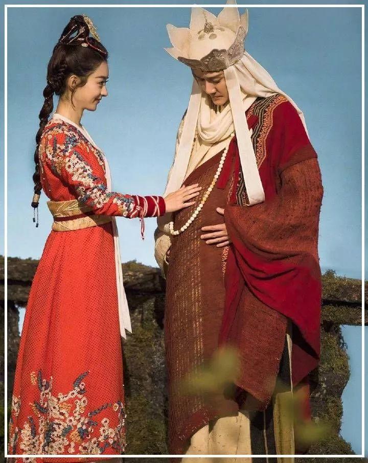 趙麗穎馮紹峰組團(tuán)灑狗糧 時(shí)尚教主結(jié)婚造型仙氣十足