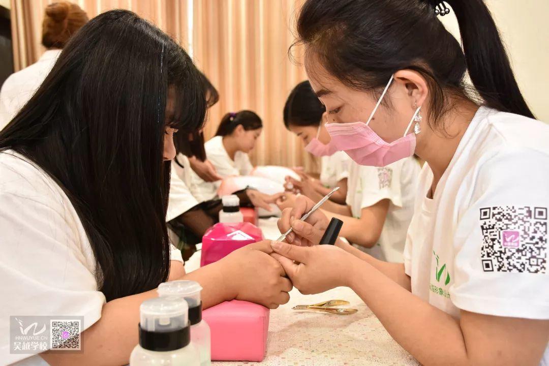 吳越學(xué)校溫馨提示：今日霜降，注意防寒~