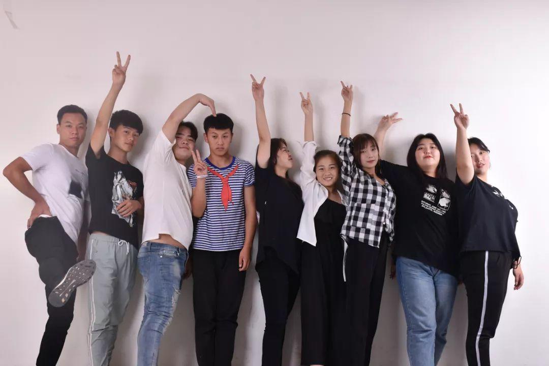 吳越學(xué)校祝您元旦快樂！