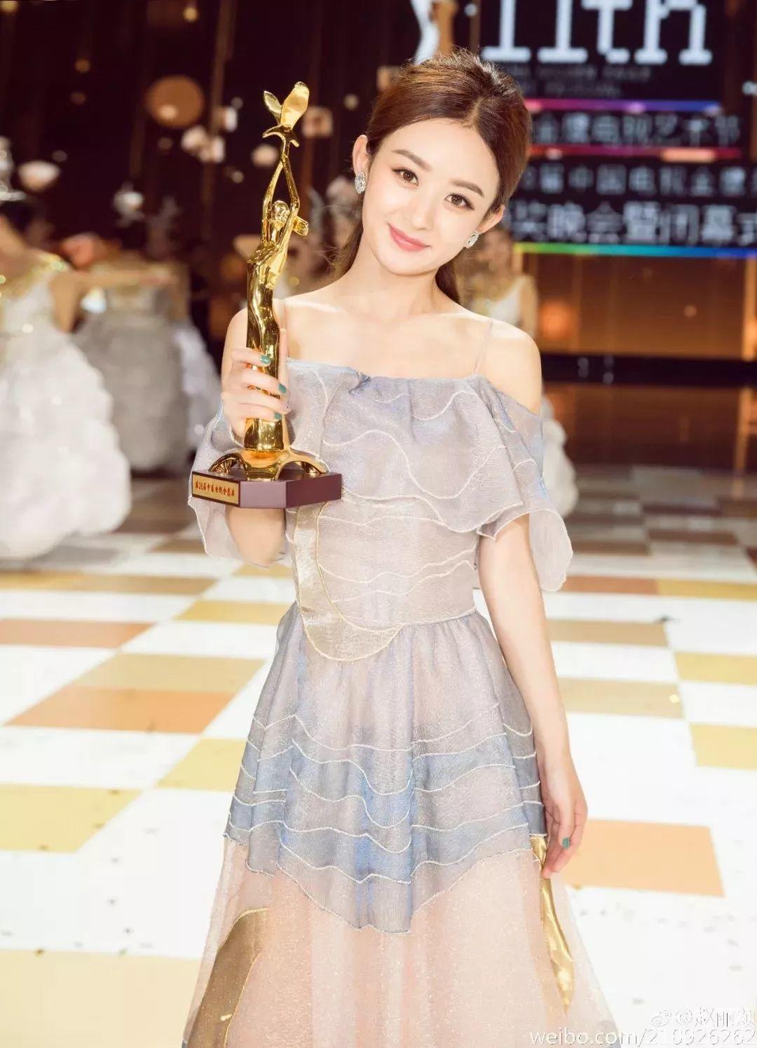 趙麗穎馮紹峰組團(tuán)灑狗糧 時(shí)尚教主結(jié)婚造型仙氣十足