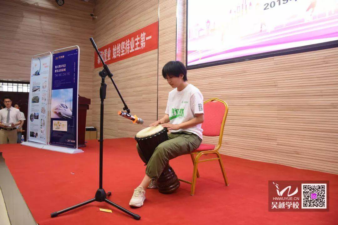 河南省青春健康教育基地、濮陽(yáng)市吳越職業(yè)培訓(xùn)學(xué)?！扒啻翰蛔哒{(diào)，健康向前行”詩(shī)歌朗誦會(huì)圓滿閉幕