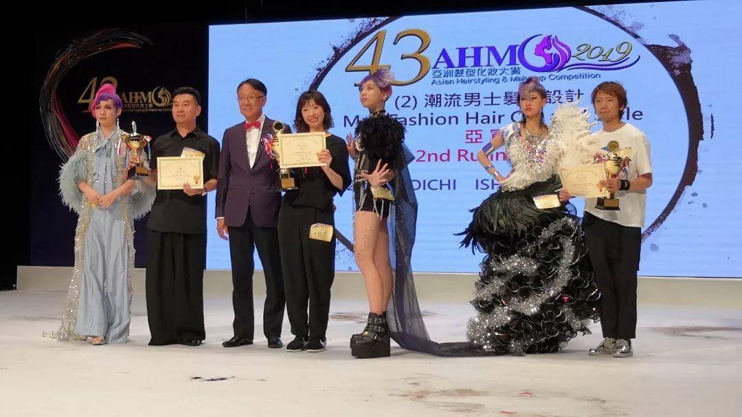 熱烈祝賀吳越學(xué)校老學(xué)員，藝威造型李威榮獲第四十三屆亞洲發(fā)型化妝大賽女士造型總分第三名的好成績(jī)！