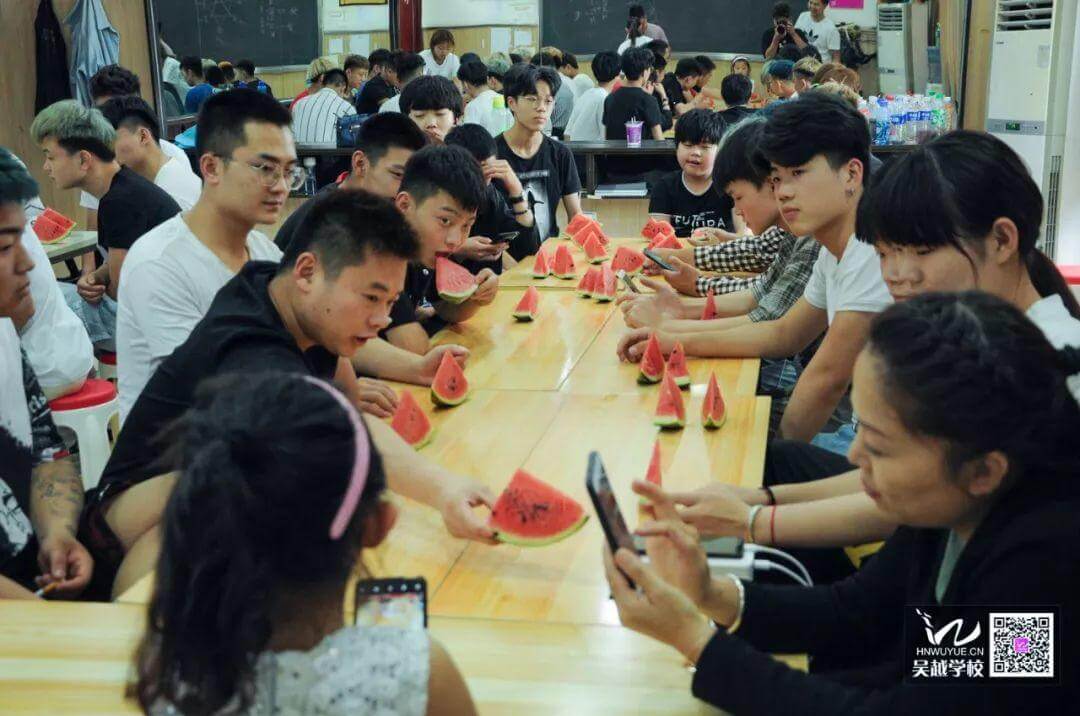 炎炎夏日送清涼，甜甜西瓜共分享~