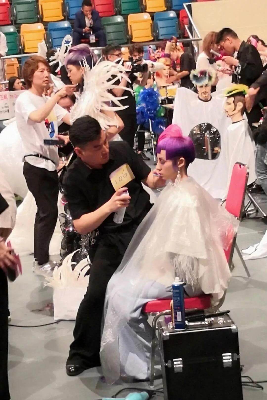 熱烈祝賀吳越學(xué)校老學(xué)員，藝威造型李威榮獲第四十三屆亞洲發(fā)型化妝大賽女士造型總分第三名的好成績(jī)！
