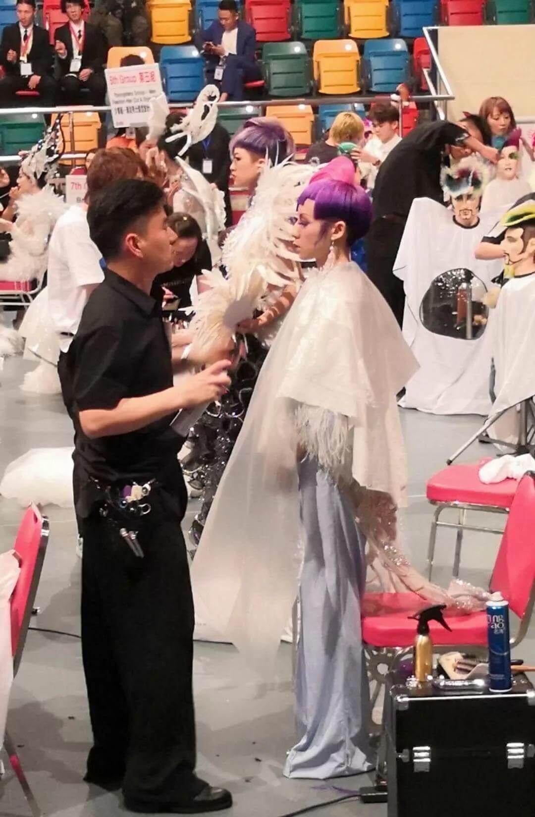 熱烈祝賀吳越學(xué)校老學(xué)員，藝威造型李威榮獲第四十三屆亞洲發(fā)型化妝大賽女士造型總分第三名的好成績(jī)！