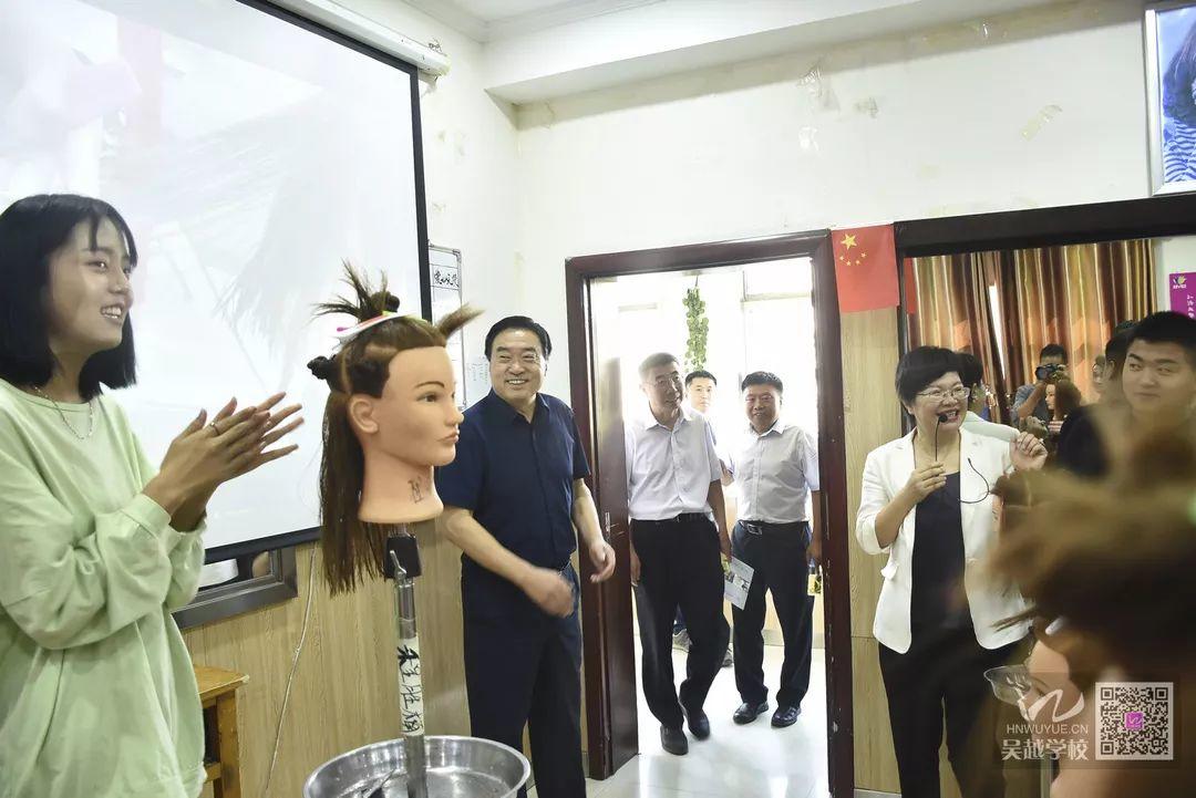 市人大副主任馬宜品一行領(lǐng)導蒞臨吳越學校調(diào)研指導工作