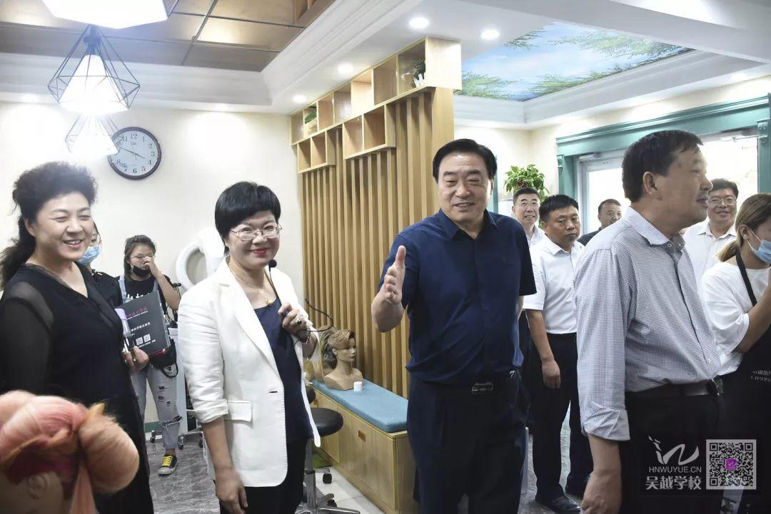 市人大副主任馬宜品一行領(lǐng)導蒞臨吳越學校調(diào)研指導工作