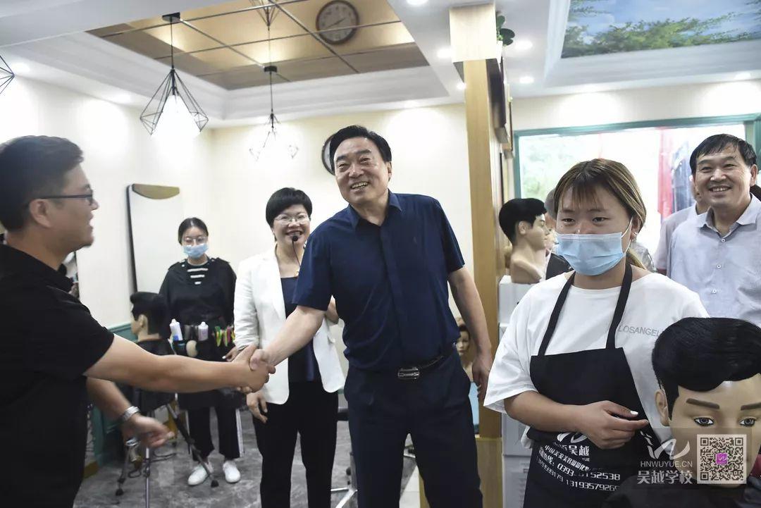 市人大副主任馬宜品一行領(lǐng)導蒞臨吳越學校調(diào)研指導工作