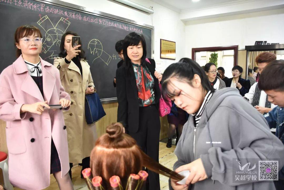 熱烈歡迎新疆哈密市人社局和職業(yè)院校各位領(lǐng)導(dǎo)蒞臨吳越學(xué)校調(diào)研！