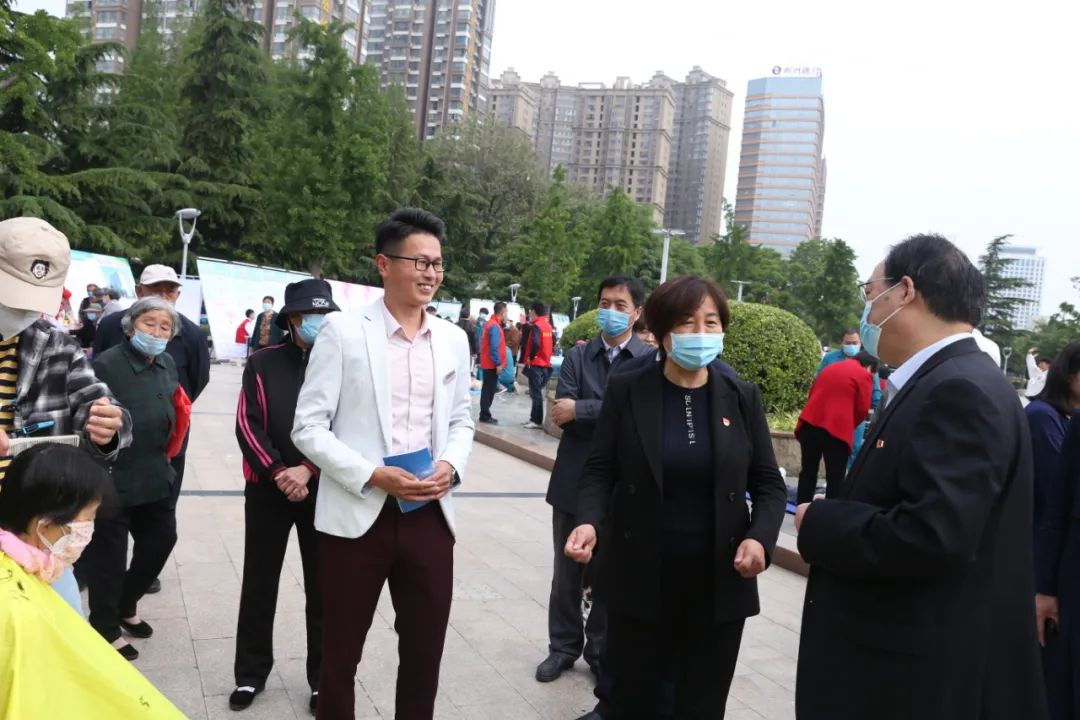 快看，中心廣場(chǎng)這是發(fā)生了什么