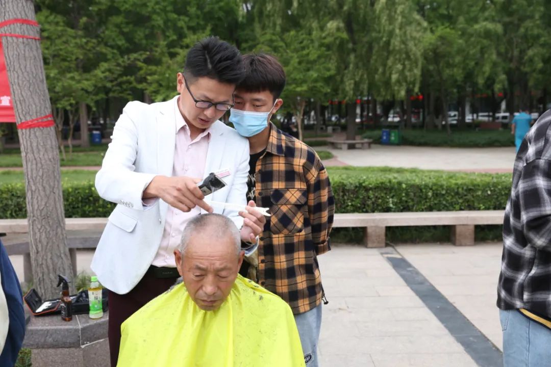 快看，中心廣場(chǎng)這是發(fā)生了什么