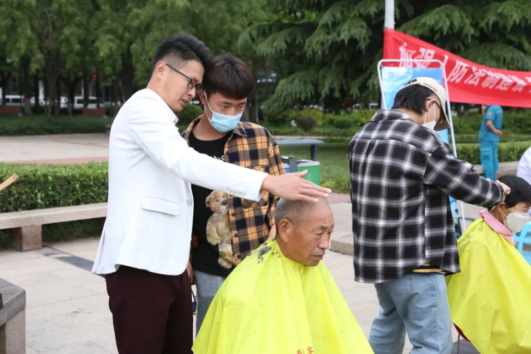 快看，中心廣場(chǎng)這是發(fā)生了什么