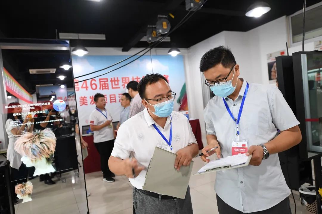 祝賀濮陽技師學院和吳越學校選手再次包攬第46屆世界技能大賽美發(fā)項目河南省選拔賽前三名的好成績！