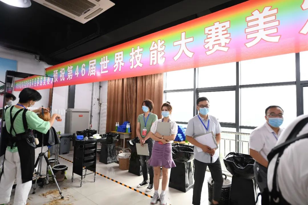 祝賀濮陽技師學院和吳越學校選手再次包攬第46屆世界技能大賽美發(fā)項目河南省選拔賽前三名的好成績！
