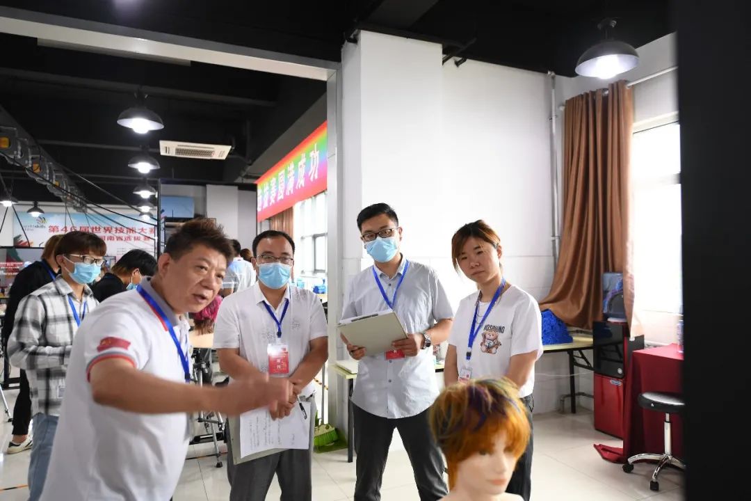 祝賀濮陽技師學院和吳越學校選手再次包攬第46屆世界技能大賽美發(fā)項目河南省選拔賽前三名的好成績！